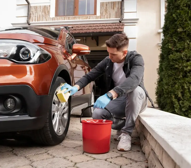 Lavage auto à domicile Montreuil-le-Gast : professionnel intervenant sur un véhicule